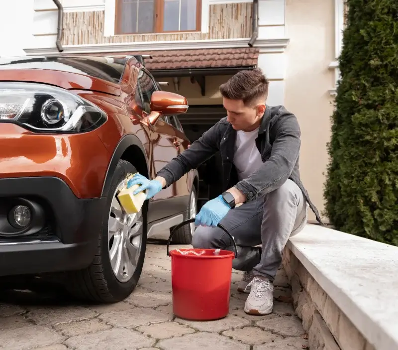Lavage auto à domicile Caillac : professionnel intervenant sur un véhicule